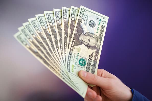 АКО ИМАТЕ ДОЛАРИ, МЕНУВАЈТЕ: Вредноста на американскиот долар почна да ПАЃА