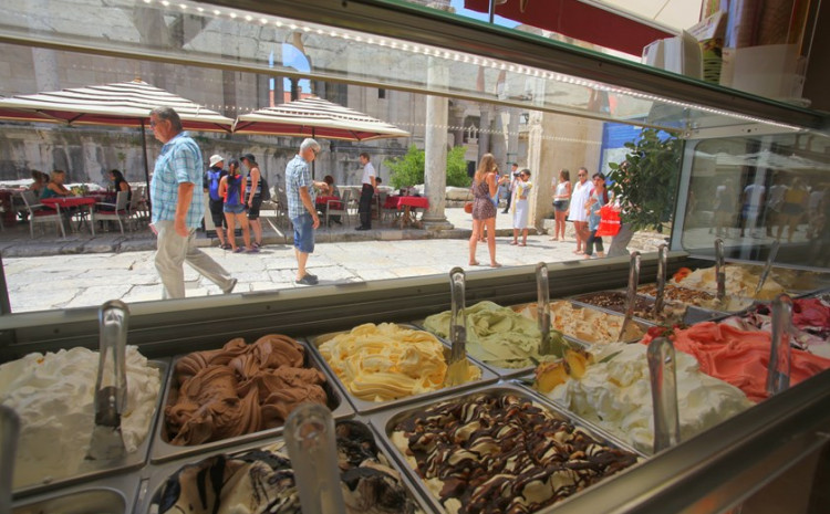 СЀ Е ПОСКАПЕНО: Новите цени на сладоледот на Јадранот ги шокираа жителите