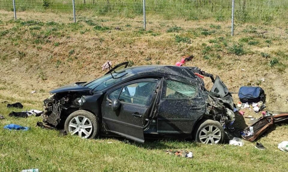 ВОНРЕДНА ВЕСТ: Македонски автомобил излета кај Нови Сад- едно лице загина, жена и дете се борат за живот (ФОТО)