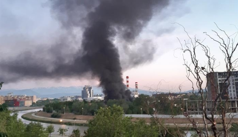 ВОНРЕДНА ВЕСТ: Црн чад утрово се издигна над Скопје