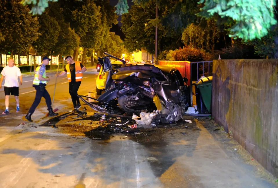 КРШ И ЛОМ: Ужасна сообраќајна несреќа откако автомобил ПОКОСИ неколку паркирани автомобили во Загреб (ФОТО)