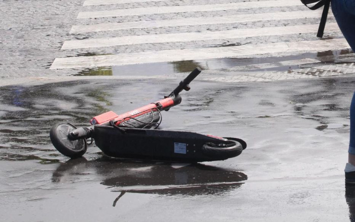 НЕСРЕЌА ВО СКОПЈЕ: 62 годишна жена со електричен велосипед паднала на кејот на Вардар- ТЕШКО Е ПОВРЕДЕНА