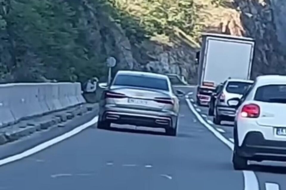 Српски рулет на Ибарската магистрала: Возач снимен како дивее и претекнува, за малку избегнат судир (ВИДЕО)