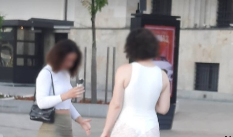 НЕ Е ЗА ОНИЕ СО СЛАБО СРЦЕ: Девојка во бела танга прошета низ центарот на градот (ФОТО)