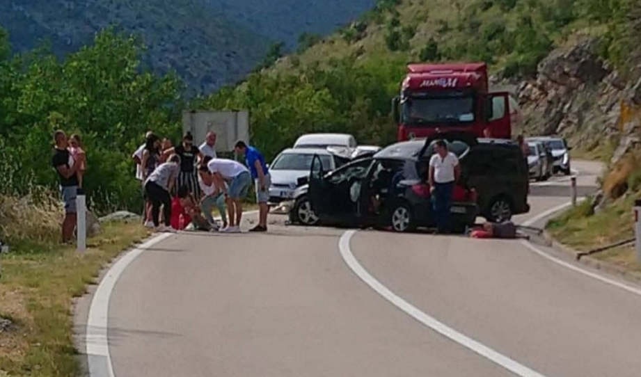 (фото) Шест лица повредени, меѓу нив и трудница: Страшна несреќа попладнево кај Попово Поле