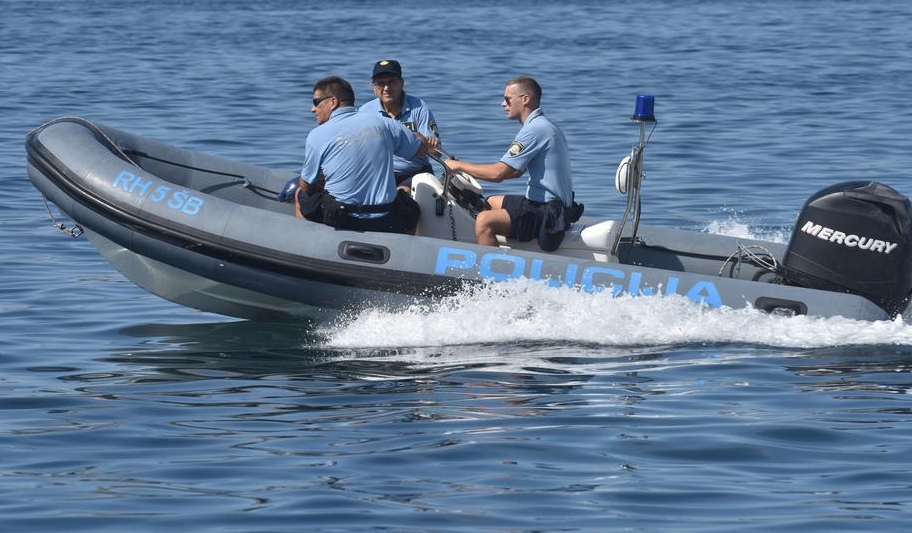 АКЦИЈАТА Е ВО ТЕК: Голема потрага по две лица откако околу пладне се преврте гумен чамец во Хрватска