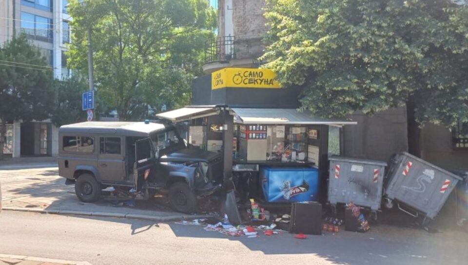 ТРИ ЛИЦА СЕ ПОВРЕДЕНИ: Возило на жандармеријата се заби во трафика утрово во центарот на Белград (ФОТО)