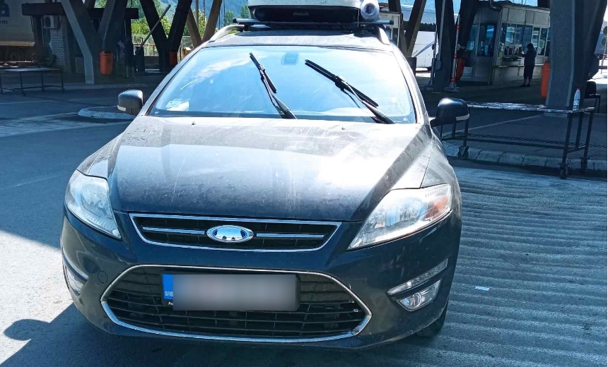 ФОТО: Цариниците останале во шок кога го отвориле багажникот на „форд мондео“