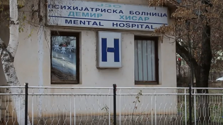 Пациентка од Психијатриска болница Демир Хисар излетала од патничко возило!
