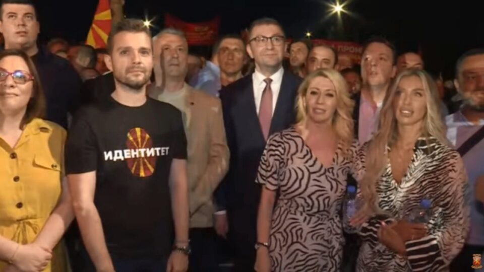 ФОТО: Популарната албанска пејачка во прв ред на протестот на ВМРО-ДПМНЕ