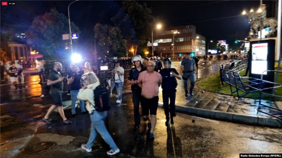 ФОТО: Полицијата приведе неколку лица откако ја разби толпата пред Собрание