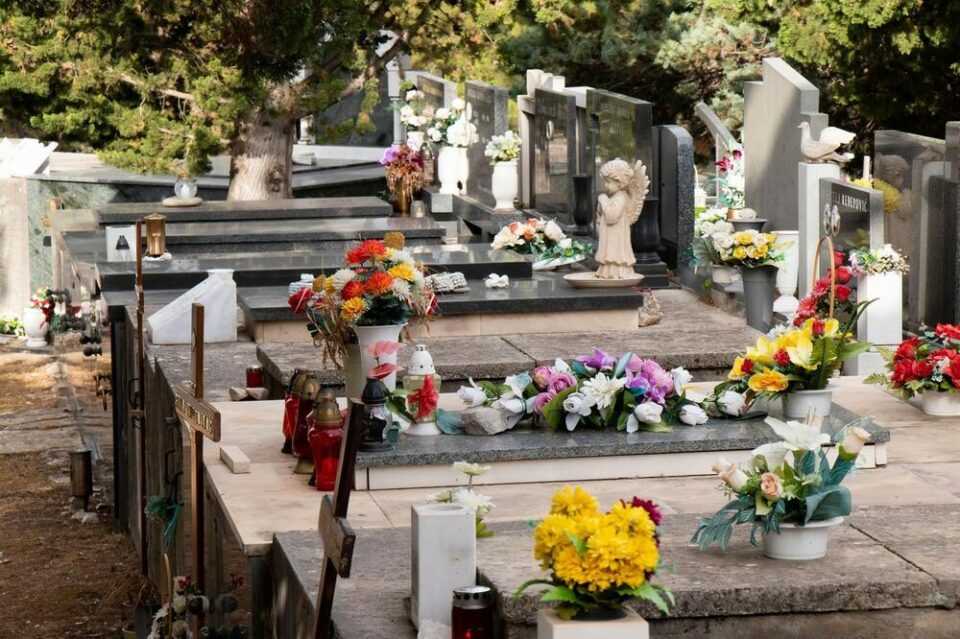 Погреб во Врњачка Бања се претвори во скандал: Вдовецот направил хаос кога го видел попот