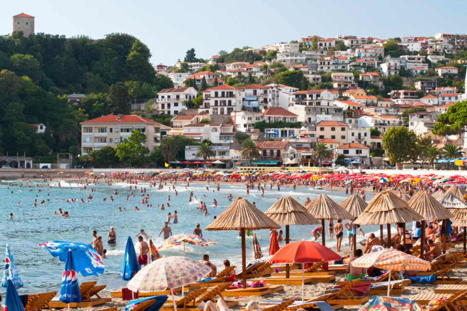 Летувањето ѝ станало КОШМАР поради 100 евра: Девојка уапсена на плажа во Црна Гора