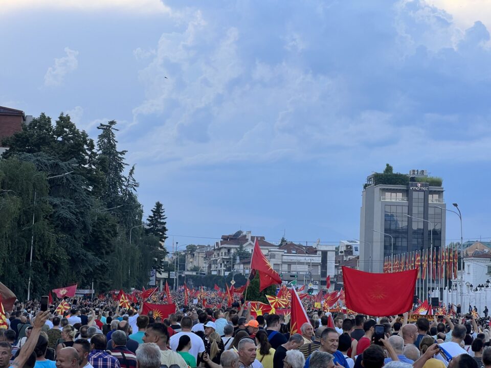 НАЈНОВА ВЕСТ: ВМРО-ДПМНЕ разгледува можност протестите да продолжат со останување пред Владата