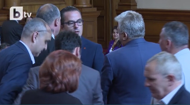 Избегната тепачка во бугарскиот парламент (ВИДЕО)