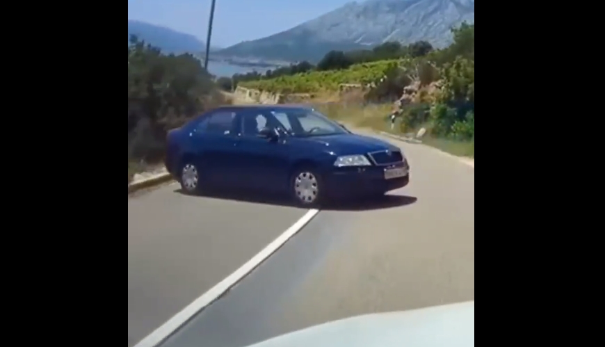 ИЗБЕГНАТА ТРАГЕДИЈА: Возач на Škoda не ја крена рачната, па колата заврши во провалија (ВИДЕО)