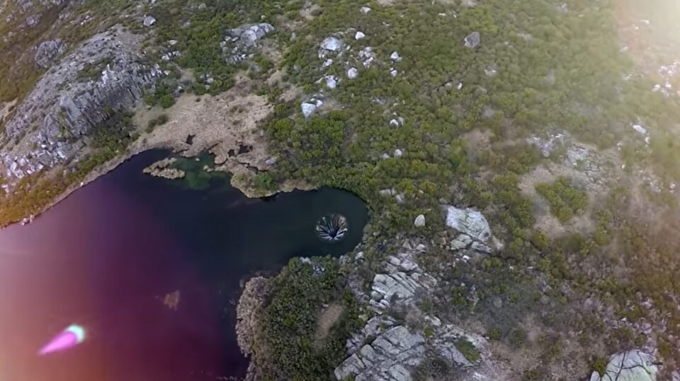 ГОЛТА СÈ ПРЕД СЕБЕ: Дрон откри мистериозna ДУПКА среде езеро (ВИДЕО)
