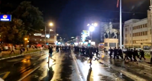НАЈНОВА ВЕСТ: Специјалците им се „пуштија“ на демонстрантите и ги потиснаа во Жена парк (ФОТО ГАЛЕРИЈА)