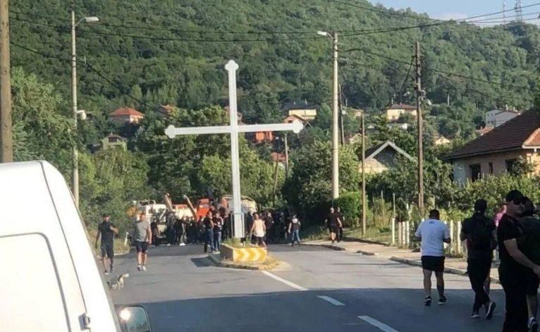 ТЕНЗИЧНО НА КОСОВО: Албанците се собираат кај Главниот мост, Србите ги блокираа Јариње и Брњак