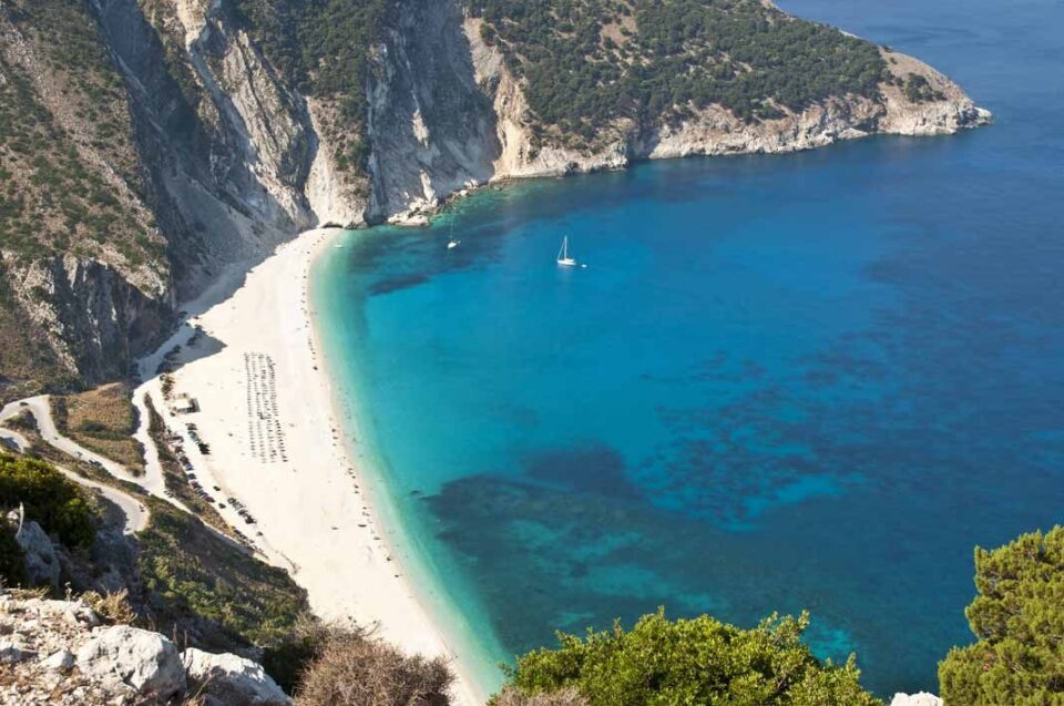 СТРУИТЕ ВЛЕЧАТ КАКО ПРАВОСМУКАЛКА: Ова се 6-те грчки плажи за кои мештаните велат дека треба да бидете ПОСЕБНО ВНИМАТЕЛНИ