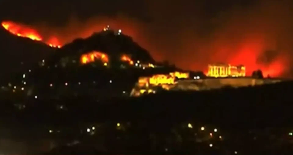 Морничави сцени по страшните пожари во Грција: Маж се самоубил откако ја видел својата куќа во пламен (ФОТО)