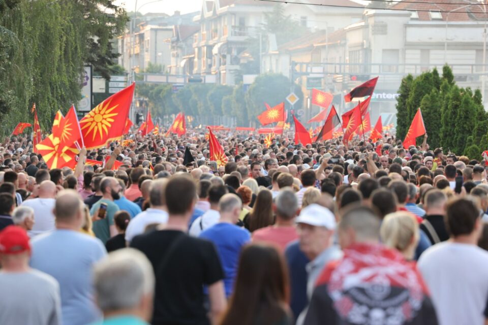 ФОТО: Еве колку народ се собра вечерва пред Владата!