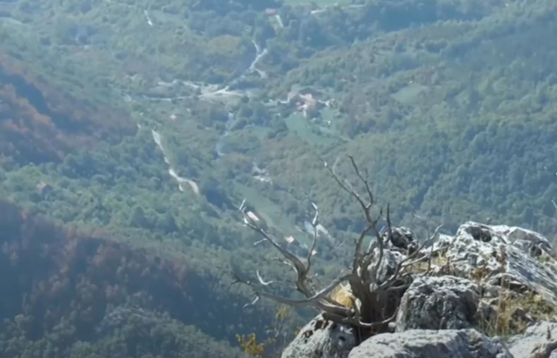 ТРАГЕДИЈА: Туристка се качила на карпа да се фотографира, па загинала