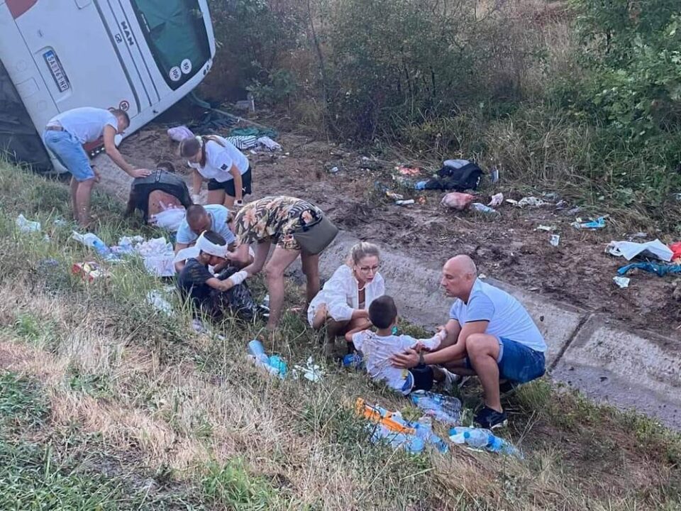 НАЈНОВА ВЕСТ: Тешка несреќа попладнево во Бугарија- автобус со деца се преврте на автопатот Тракија