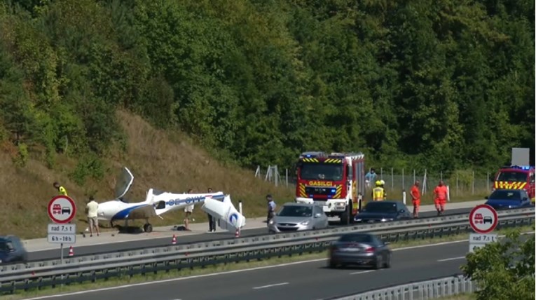 НАЈНОВА ВЕСТ: Авион слета на автопат во Словенија (ФОТО)