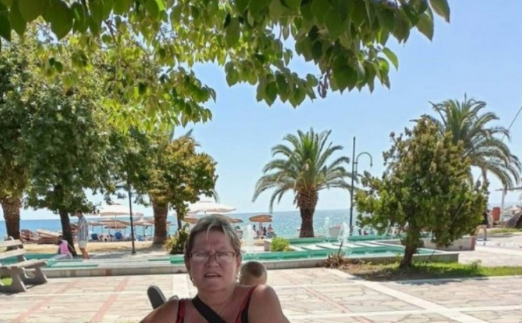 Жена отишла на одмор во Грција, сакала синот да ја фотографира, ама да не ѝ се гледа стомакот- погледнете го резултатот