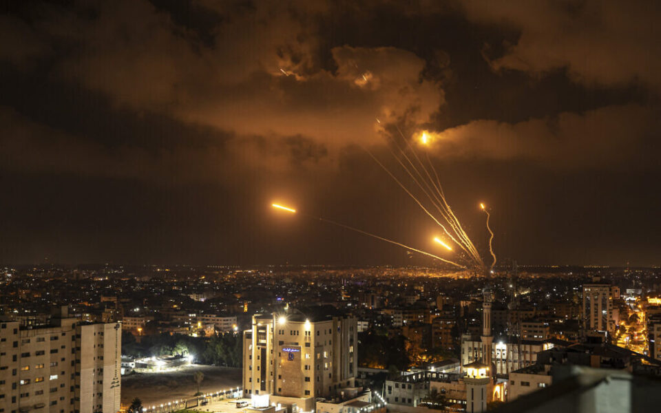 НАЈНОВА ВЕСТ: Сирени за тревога ечат во повеќе израелски градови, Израел жестоко го бомбардира појасот Газа! (ВИДЕО)