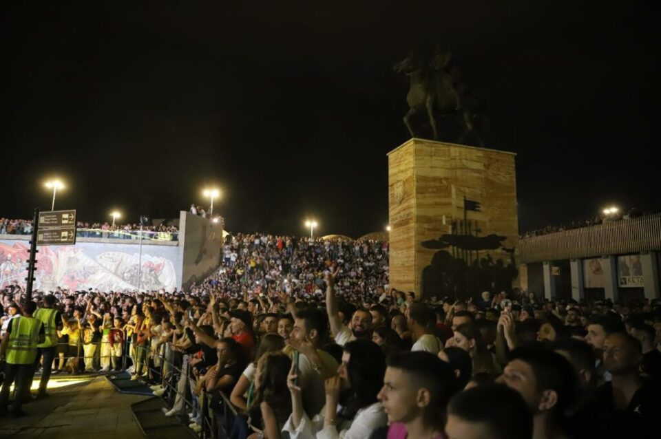 ФОТО: Илјадници луѓе излегоа на плоштадот Слендербег во Скопје