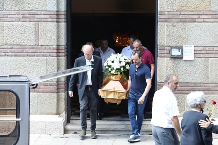 Погребан Бане Бумбар: Погледнете што неговата ќерка спушти во гробот на татко си (ФОТО)