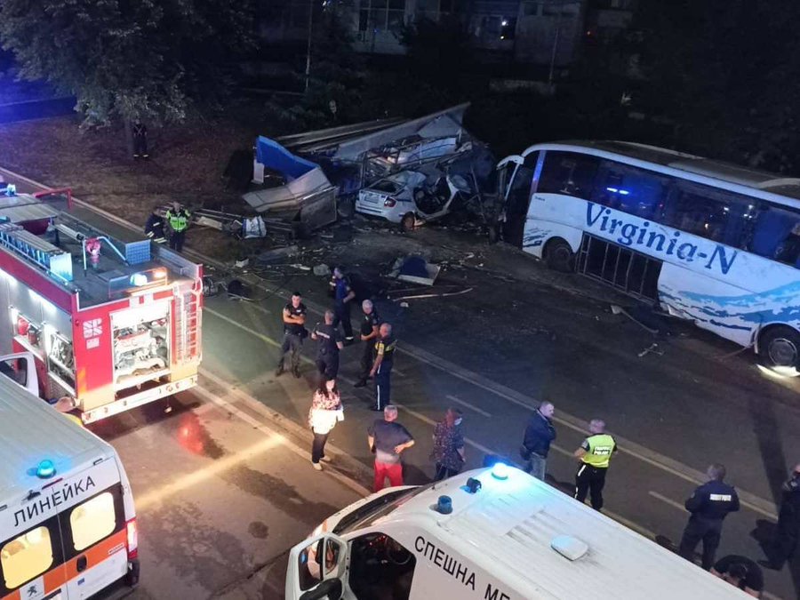 ФОТО: Двајца полицајци загинаа на лице место во обид да запрат автобус со мигранти во Бугарија