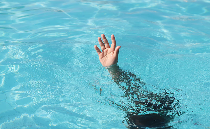 Можноста за преживување била речиси невозможна: Човек спасен по 16 часа поминати во вода