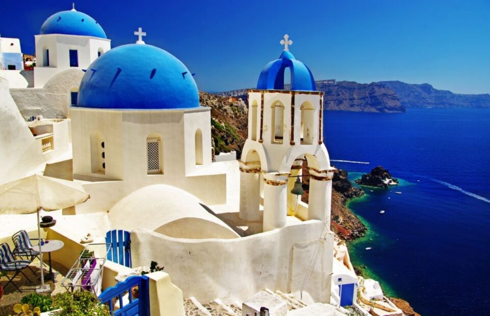 Ќе се изненадите што симболизираат: Еве зошто Грците ги фарбаат куќите во бело и сино