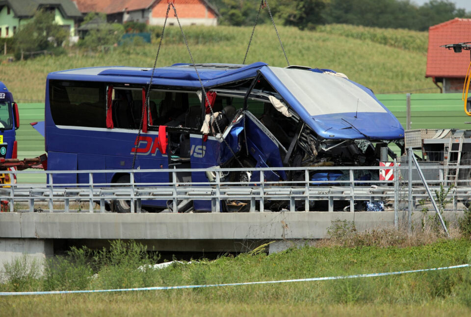 АВТОБУСОТ ИЗВЛЕЧЕН: Погледнете што остана од полскиот „автобус на смртта“ кој излета во Хрватска (ФОТО)
