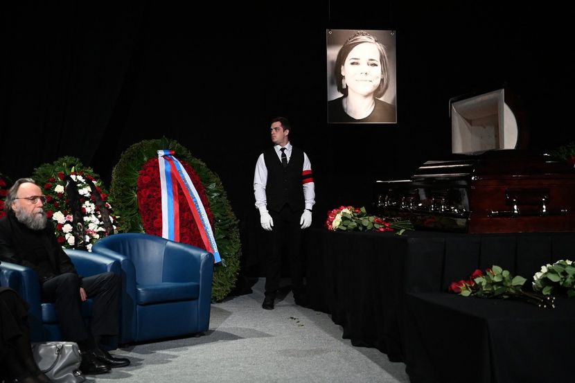 Таткото ги откри последните зборови на Дарја Дугина: Сите се во солзи, потресни сцени од погребот (ФОТО)
