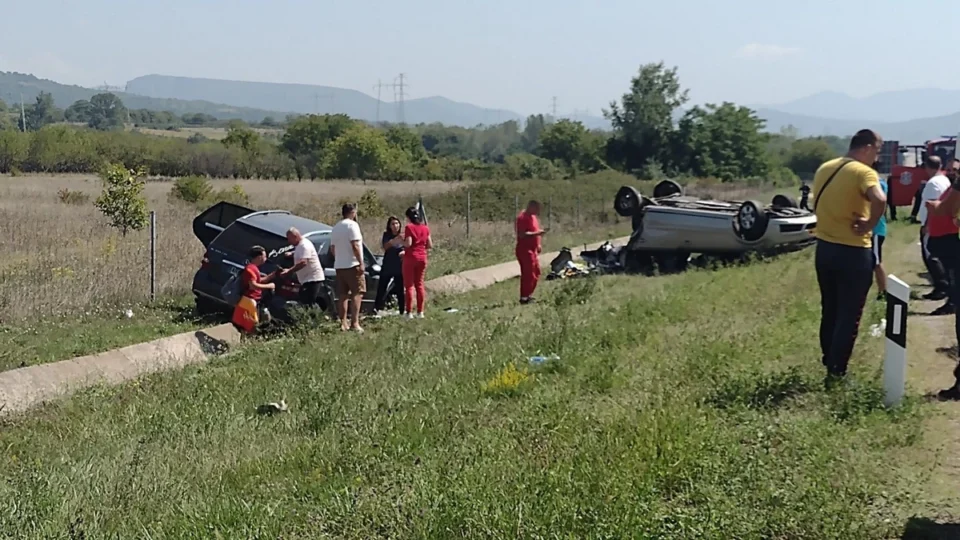 (ФОТО) Шокантни сцени по сообраќајка претпладнево кај Ниш: Осум лица се повредени во судир на возила со странски таблички