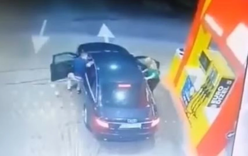 ДРАМА НА БЕНЗИНСКА: Сопственикот излезе од колата, маж влезе и се обиде да ја украде- СЛЕДЕШЕ ИНЦИДЕНТ (ВИДЕО)