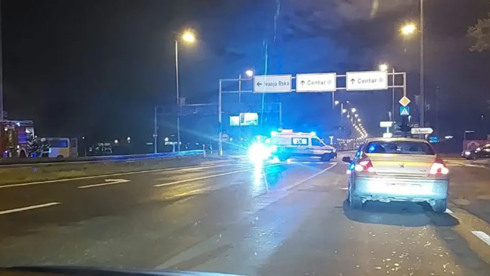 ВОНРЕДНА ВЕСТ, ЕДЕН ЗАГИНАТ: БМВ помина на црвено и удри во комбе со шест Македонци во Загреб (ФОТО)