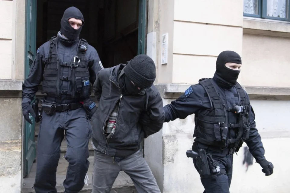ХОРОР ВО БЕРЛИН: Германската полиција уби момче од Косово кое претходно со секира усмртило Украинка