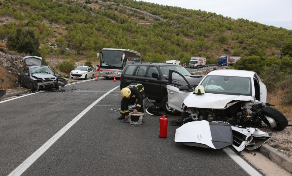 (фото) СТРАШНА СООБРАЌАЈКА: Едно лице загина во судир на три возила на Јадранската магистрала во Хрватска