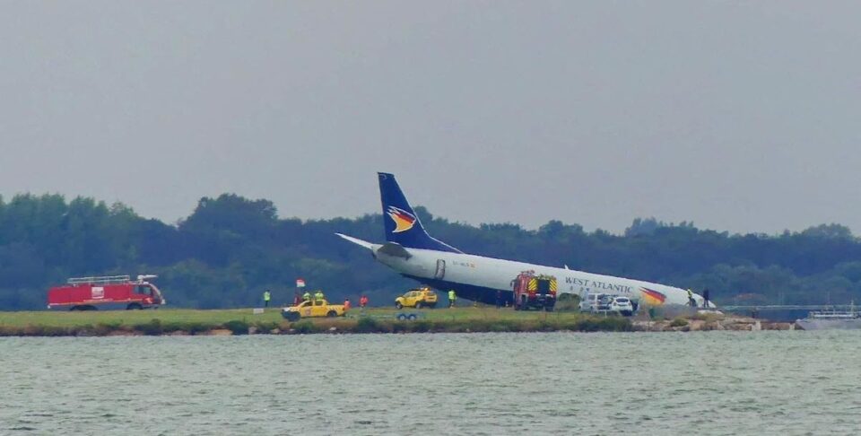 ИЗВЛЕЧЕНИ ТРИ ЛИЦА: Авион ја промаши пистата и заврши во езеро во Франција (ВИДЕО)