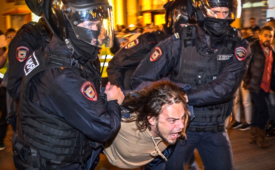 НАЈНОВА ВЕСТ: Масовни апсења во Русија (ФОТО+ВИДЕО)
