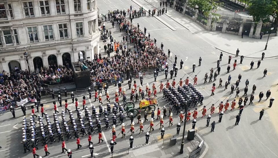 ФОТО: Немили сцени на погребот на кралицата Елизабета II