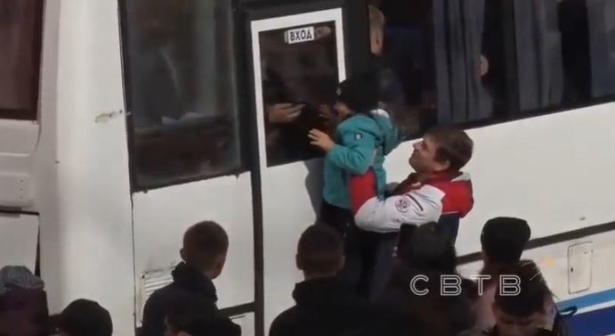 Драматични снимки доаѓаат вечерва од Русија: Мажите се збогуваат со своите семејства- плачат и се гушкаат (ВИДЕО)