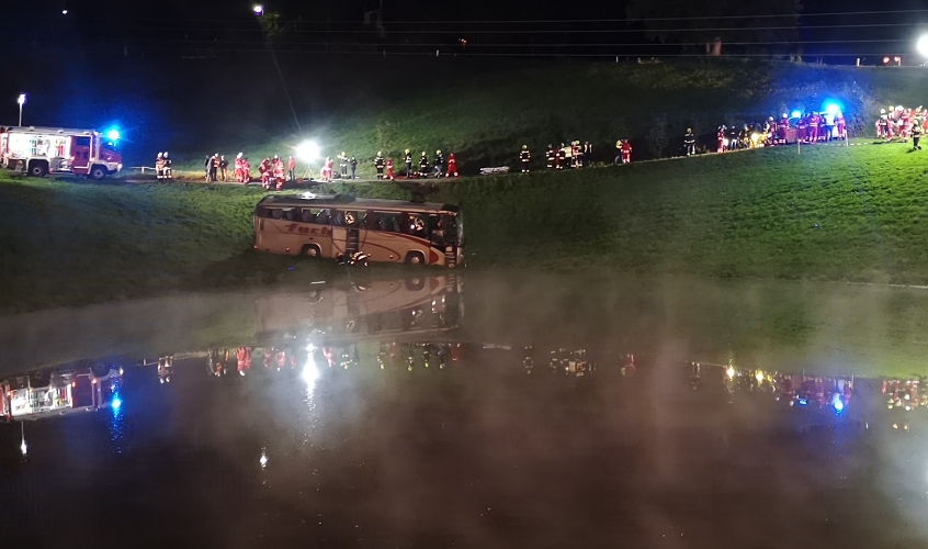 (фото) ТЕШКА НЕСРЕЌА ДОЦНА СИНОЌА: Автобус со 32 патници падна од рид и застана до езеро во Австрија
