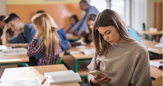На учениците нема да им се допадне: Мобилните ќе бидат забранети во сите државни училишта во Австралија