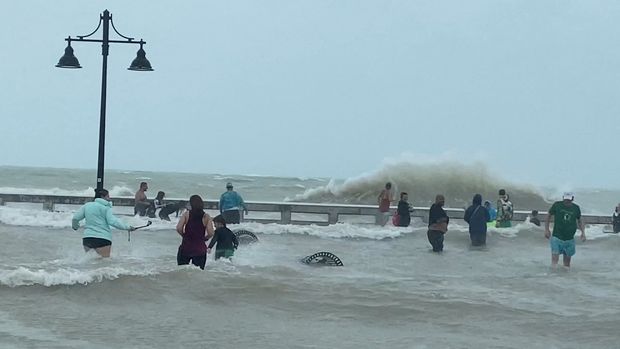 НАЈСИЛЕН ВО ПОСЛЕДНИТЕ 100 ГОДИНИ: Флорида ја пустоши ураган (СТРАШНИ СНИМКИ)